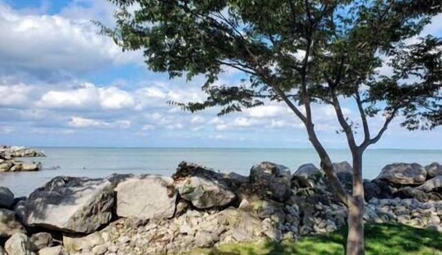 Hot Tub-Lake Erie Beach House, Lake Front
