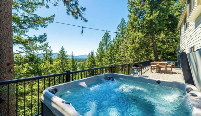 Hot Tub, Mountain Views & Family Retreat near Schweitzer