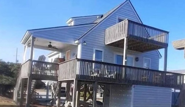 HOUSE 1 Minute Walk to Ocean, Sound & Ocean Views, Pet Friendly, LINENS INCLUDED