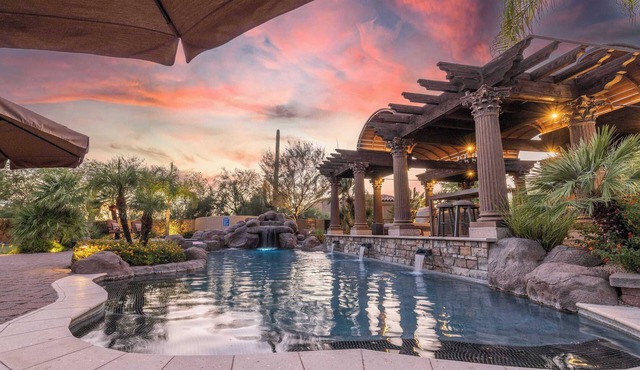 HÓZHÓ Cavedale|Pickleball, Pool, Hot Tub & Theatre