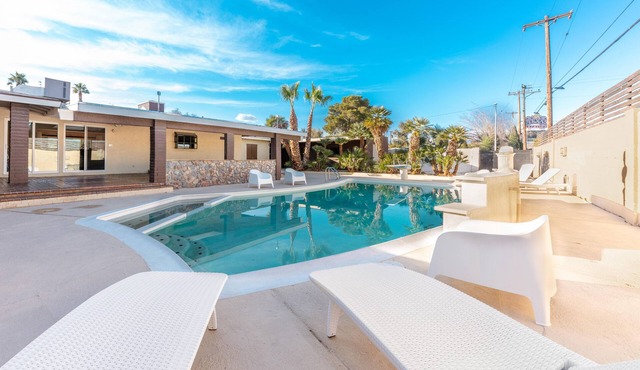 Huge 6 BDR, near the Strip, w/pool, playroom, 13 beds.