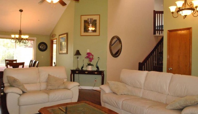Huge Bdrms on main-Charming vacation home for 19