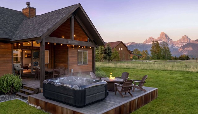 Huge Chalet - Epic Views, Theater, Hot Tub, & Gym!