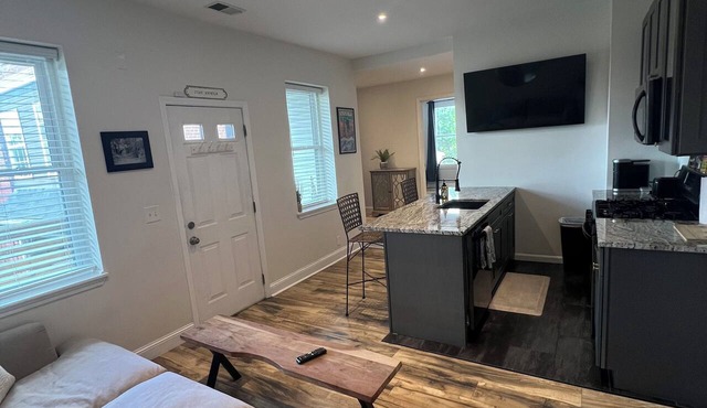 Huge Family Friendly 2-bedroom apartment WiFi, kitchen, AC/Heat, and sleeps 7