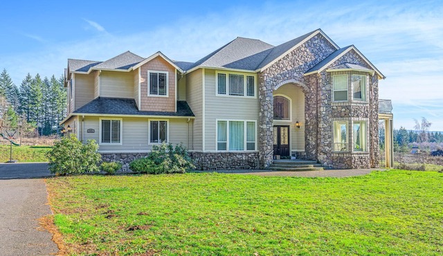 Huge home on 10 acres with Hot tub/Sauna & Privacy
