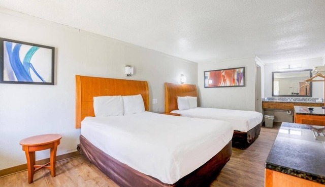Ideal 2-Room Stay at Garden Inn – Perfect for Work & Relaxation w/Free Parking
