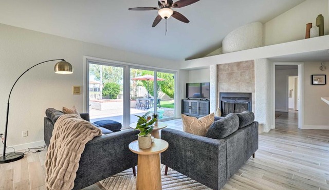 Ideal for Snowbirds! Poolside Getaway in Glendale