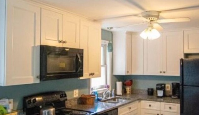 Ideal Location for Exploring RI! Short drive to beaches, Newport & More!