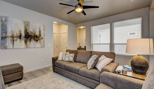 Idhika House Modern Retreat King Suite Family Friendly Garage AIR HOCKEY TABLE! Near Idaho Center & Boise