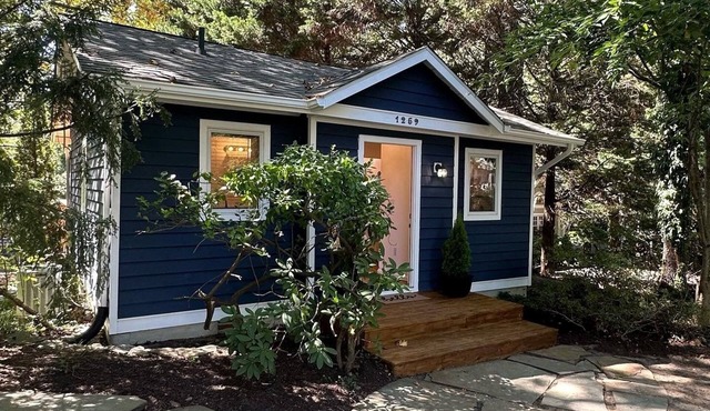 Idyllic Cottage Near Annapolis with Treehouse Vibes & Outdoor Charm