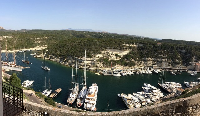 In the citadel, 2-room apartment overlooking the port