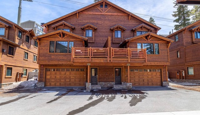 "Inbounds"- 6BR @ Canyon Lodge | 2 Hot Tubs | 4 Kings | 4-Car Garage