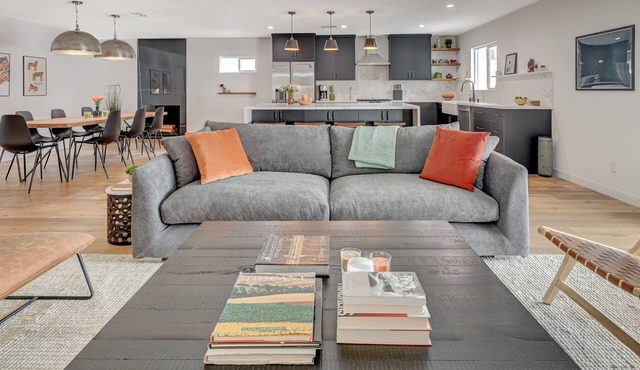 Incredible Modern Home, Comfortable/Stylish, Located Minutes From The Strip!