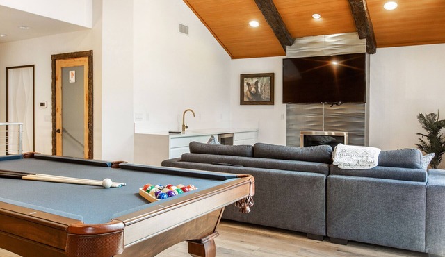 Incredible New Lodge walking distance to Snow Summit! Spa!