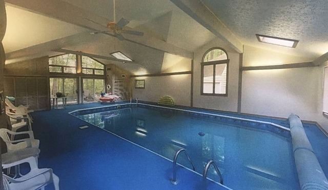 INDOOR POOL, game room, 6 BR, 4.5 bath, sleeps 14, wheelchair access, pets ok!