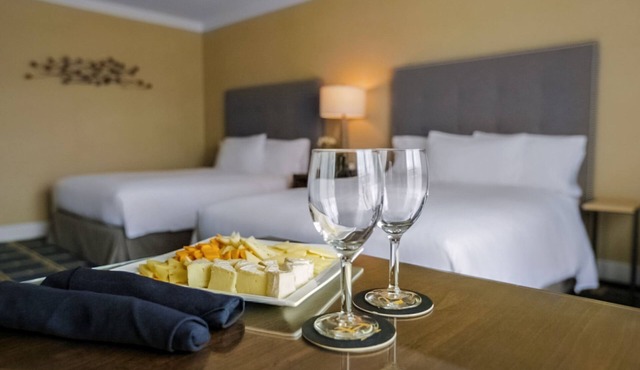 Indulge In An Unforgettable Getaway Experience! 4 Relaxing Units, Onsite Pool