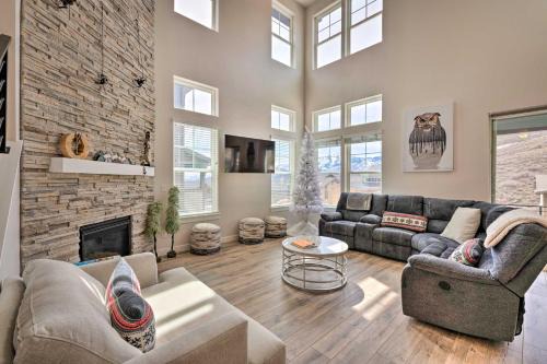 Inviting Hideout Townhome w/Balcony & Lake Views!