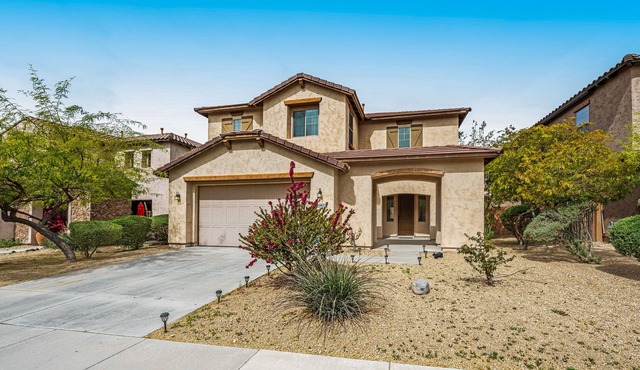 Inviting home with WiFi, washer/dryer, central AC & covered patio