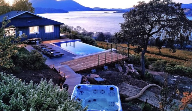 Jago Bay - Vineyard Home with Pool and Hot Tub