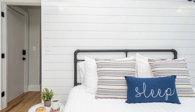 Jennifer's Modern & Comfy Broadway Walkable Stay