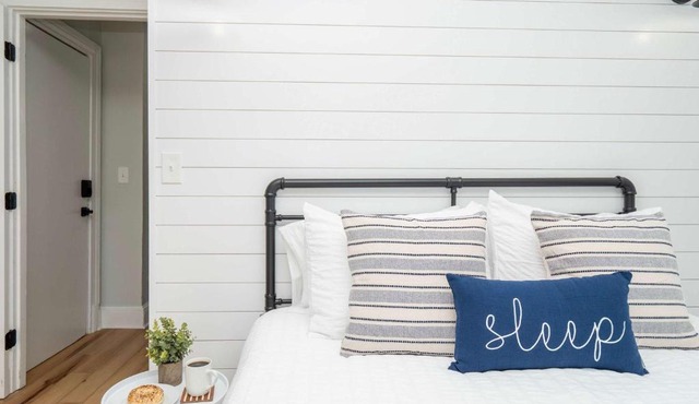 Jennifer's Modern & Comfy Broadway Walkable Stay
