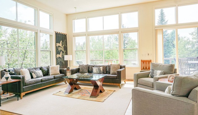 JHRL - McBean House, Contemporary 4-bedroom Home - 5 Minute walk to Base, private Hot Tub