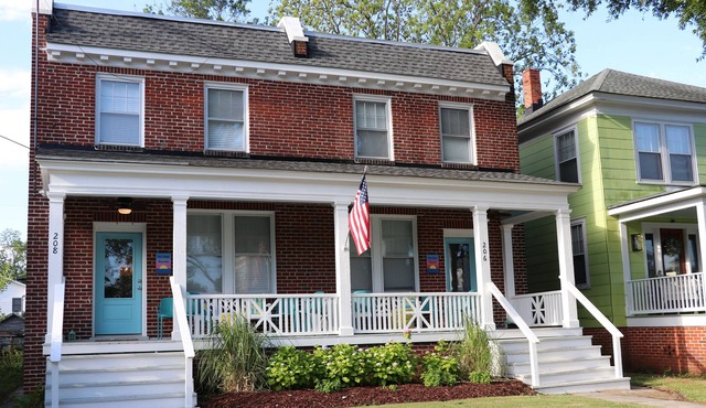 Just a few steps from the beach and 3 blocks from downtown!