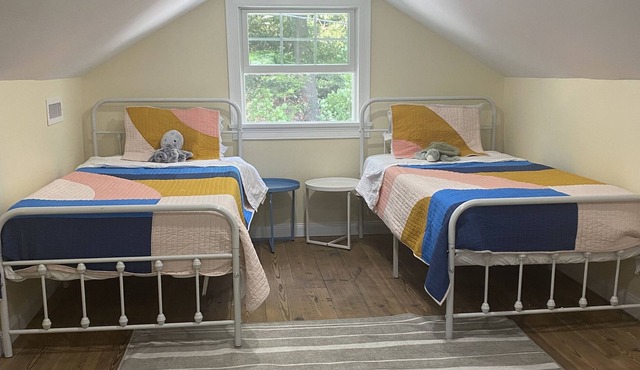 JUST LISTED! Charming, update cottage - four min walk to beach!