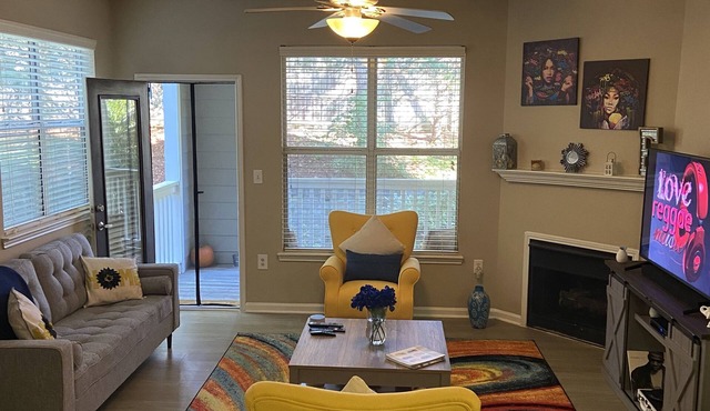 King Bd/Work Space, Free Parking, WiFi, Oasis…12 Minutes From RDU.Cozy and Chic