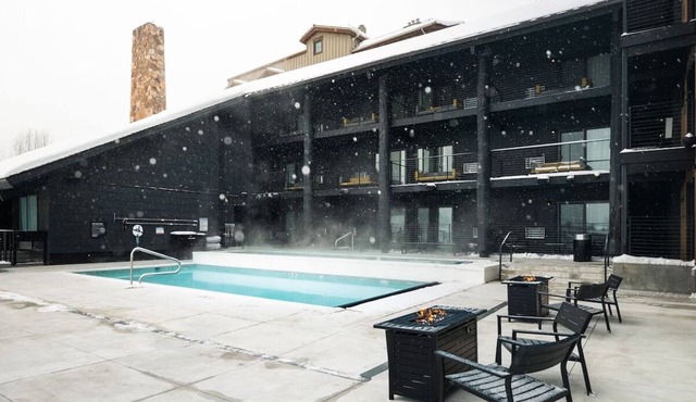 King + Sofa, Gravity Haus, Hot Tub Bliss, Premier Mountain Access - 2 Units