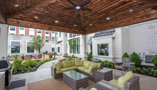 King Suite w/Pool & Gym Access. FREE Breakfast!