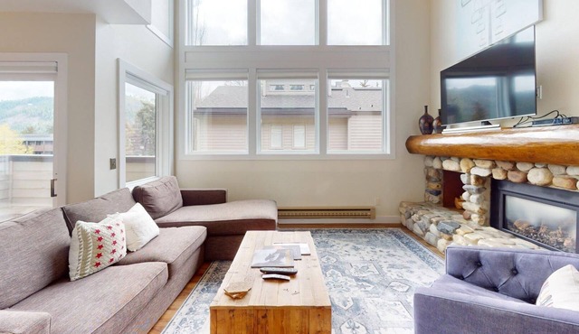 Knob Hill Ridge Townhome 1 - Modern Decor Right in Downtown and Pet Friendly