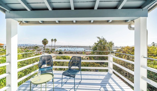 La Playa Abode Adorable home with good space and breathtaking views of the city and ocean