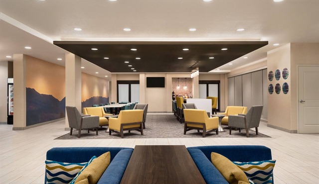 La Quinta Inn & Suites by Wyndham Clovis CA