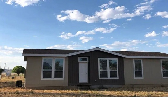 Lake close room to relax 😎bring horses . Trailer, & sxs parking off of main st.