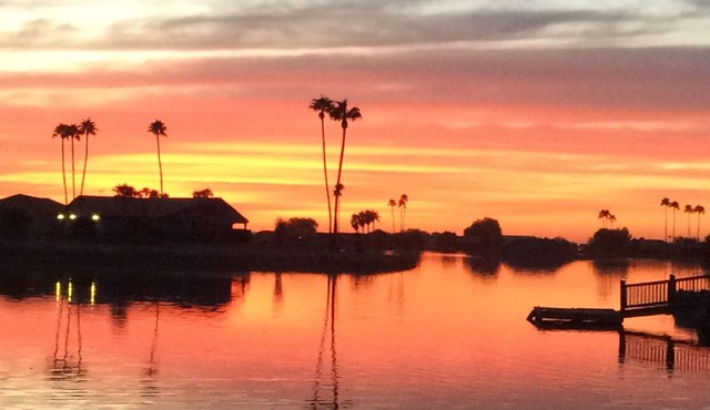 Lake Front 4 Bedroom Snowbird Favorite- Close to Golf, Pickle Ball & Skydiving!