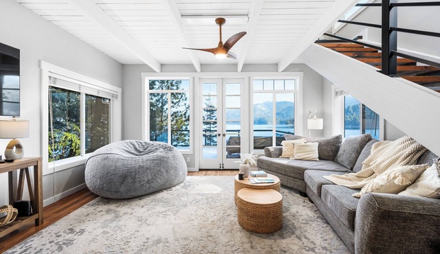 Lake Front Oasis- Breathtaking Views- Hot Tub- Dock-8 Min to Town