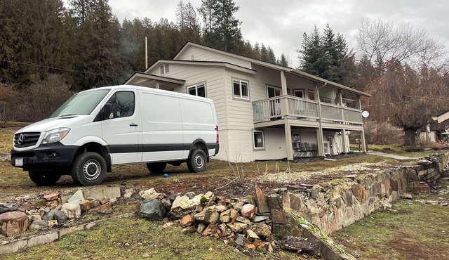 Lake view 3-bedroom house in lovely Hope Idaho 5 min to lake . Enjoy your stay