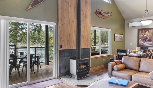 Lakefront Cabin with 2 Decks and Amazing Views. Firepit, Cornhole, Kayaks!