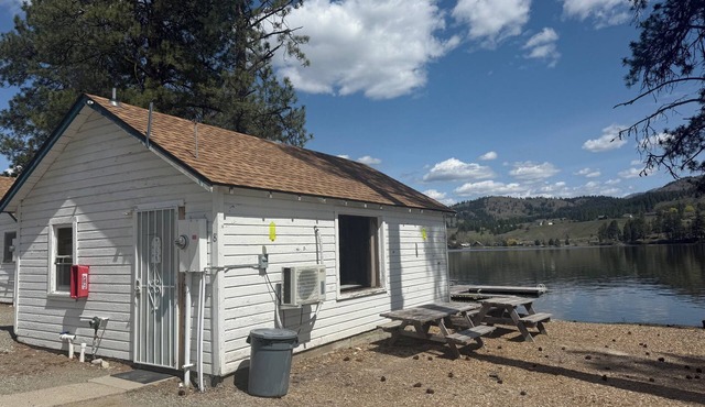 Lakefront Escape w/A/C, 2 Queen Beds & Private Entry on Curlew Lake
