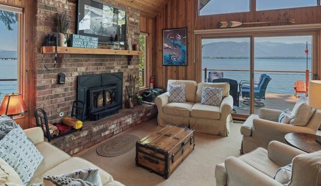 Lakefront Retreat Sleeps 16, Guest House, 2 docks