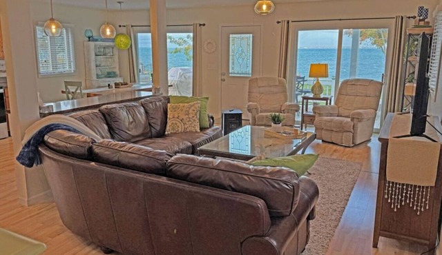 Lakefront Sunset Serenity - 4 Bedrooms/2 Bathrooms