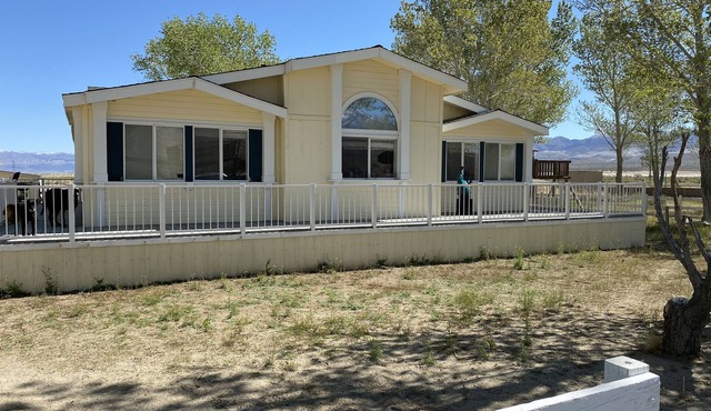 Lakeside Cabin B in the Eastern Sierras