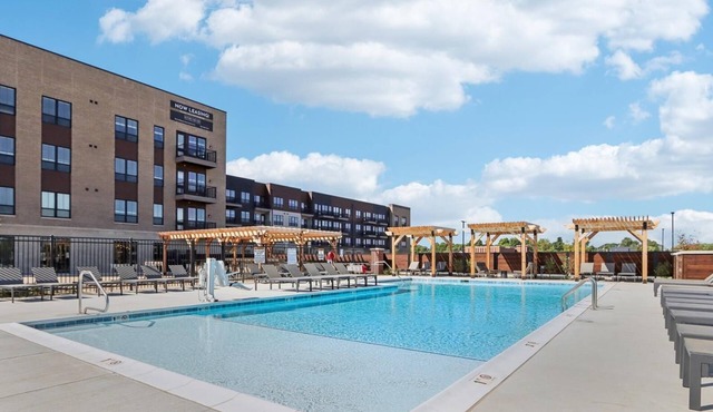 Landing | Incredible 1BD, Pool, Rooftop Lounge