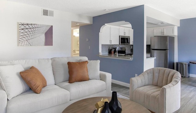 Landing | Spectacular 2BD, Courtyard