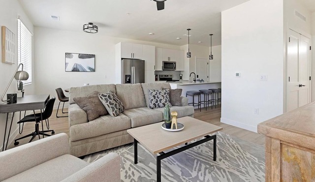 Landing | Stunning 1BD, Gym, Clubhouse