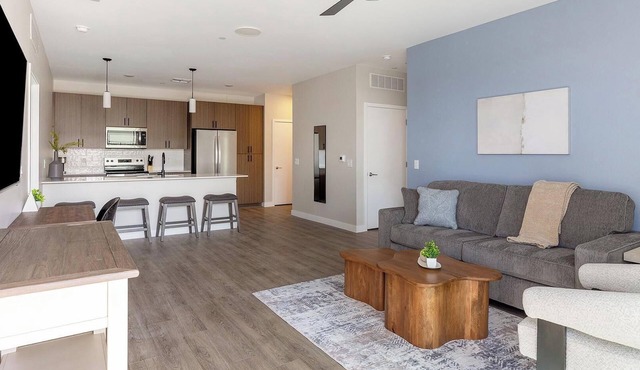 Landing | Stylish 2BD, Gym, Pool