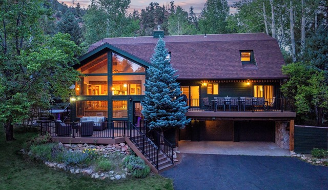 Large 5 Bedroom 4 bath + hot tub 15 minutes to Purgatory or Durango 4 King beds