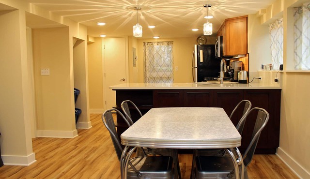Large Alberta Arts Studio with Full Kitchen!