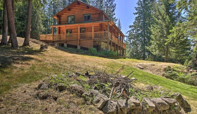 Large Cabin w/Fire Pit + Grill on 34 Acres!